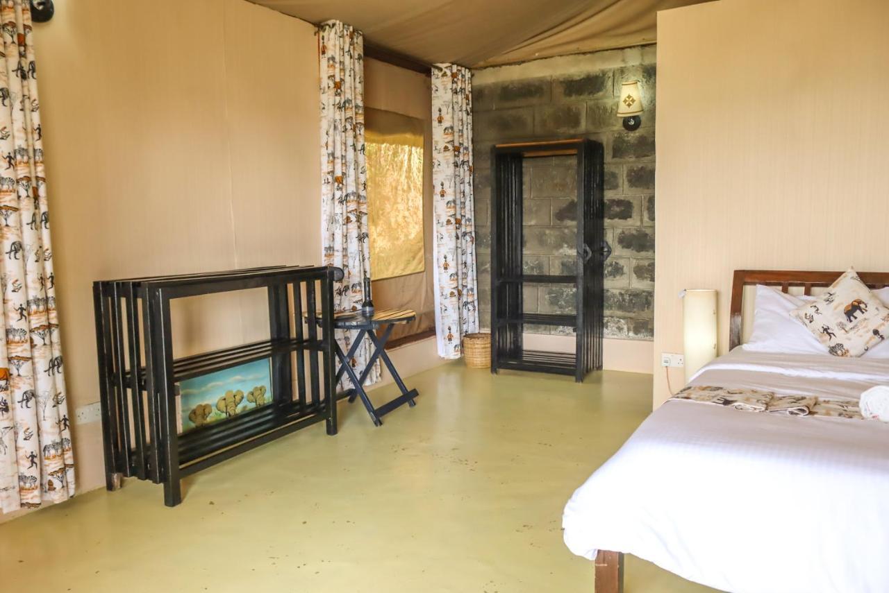 Maili Saba Camp Villa นาคูรู ภายนอก รูปภาพ